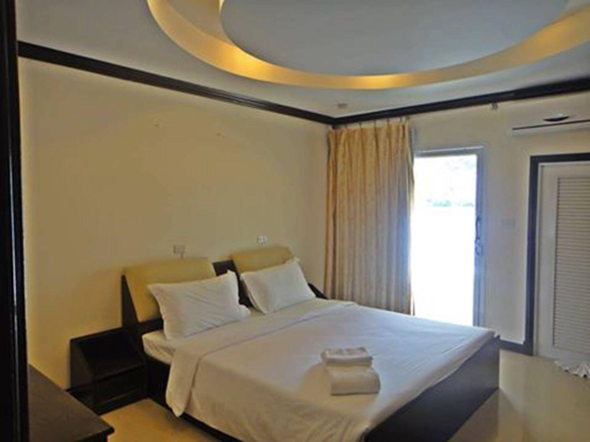 Safe House Hostel Patong Buitenkant foto