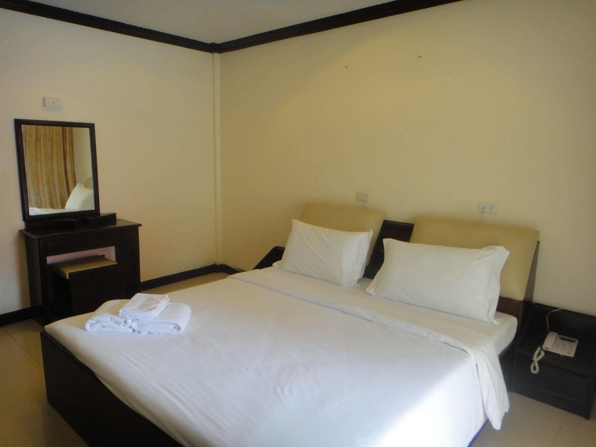 Safe House Hostel Patong Buitenkant foto